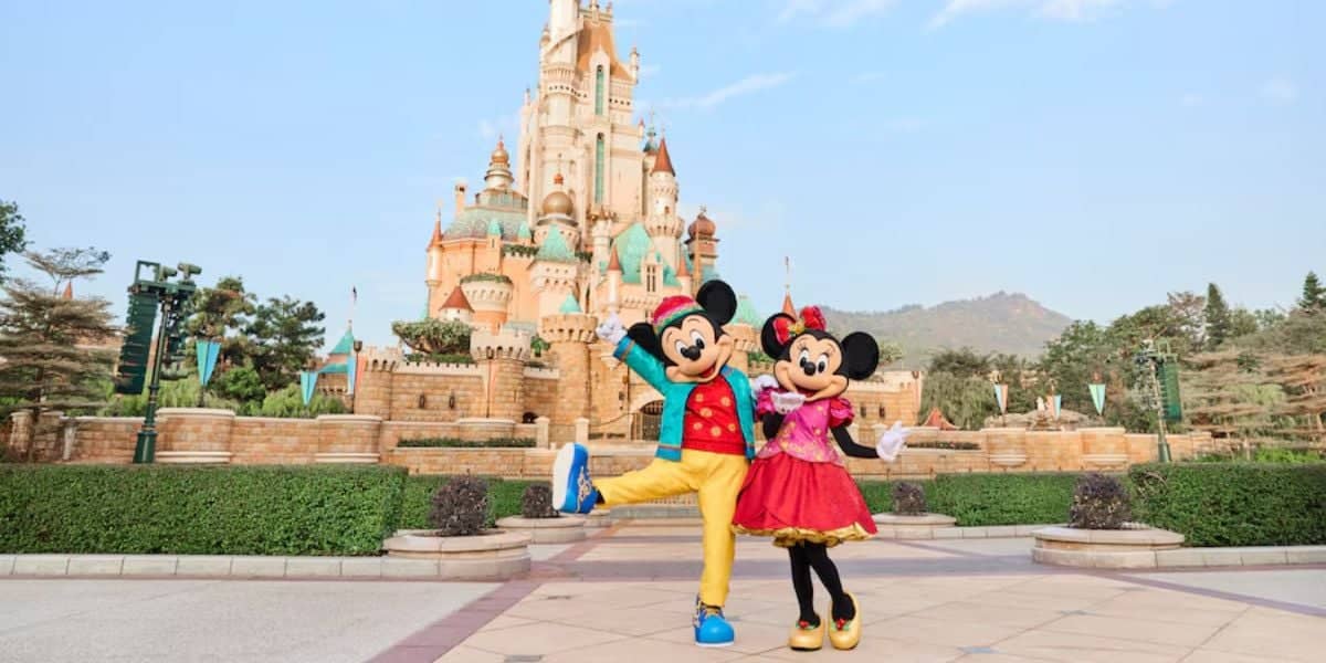 上海ディズニーランドのキャッスル前でポーズをとるミッキーマウスとミニーマウス