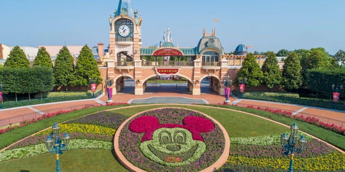 上海ディズニーランドのエントランス広場とミッキーマウスのフラワーガーデン