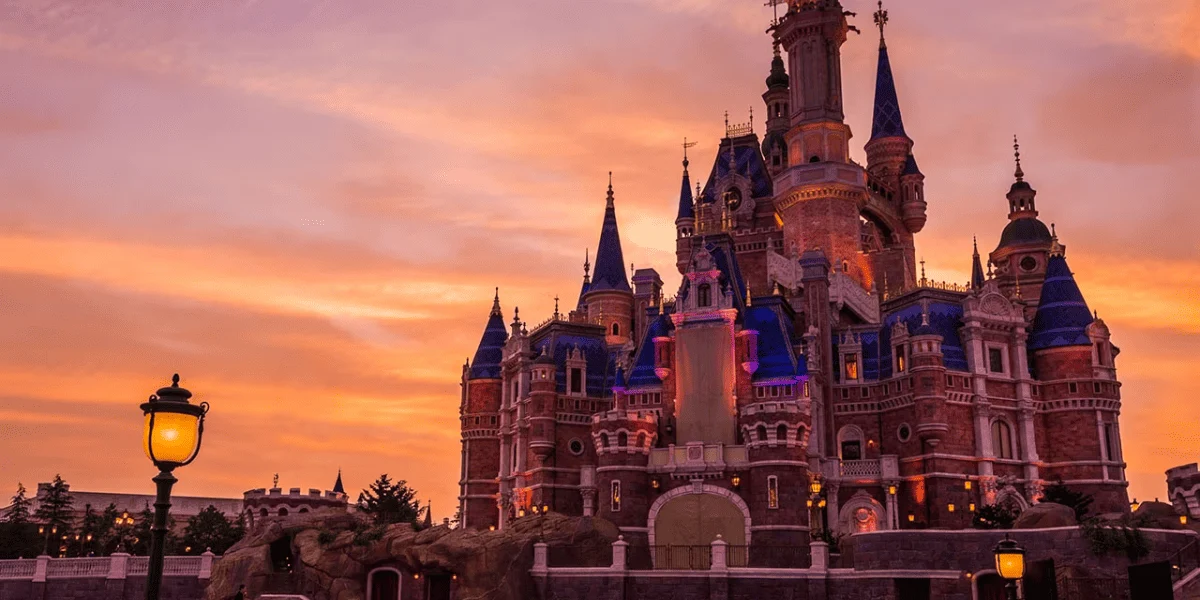 夕焼けを背景にそびえる上海ディズニーランドのエンチャンテッド・ストーリーブックキャッスル