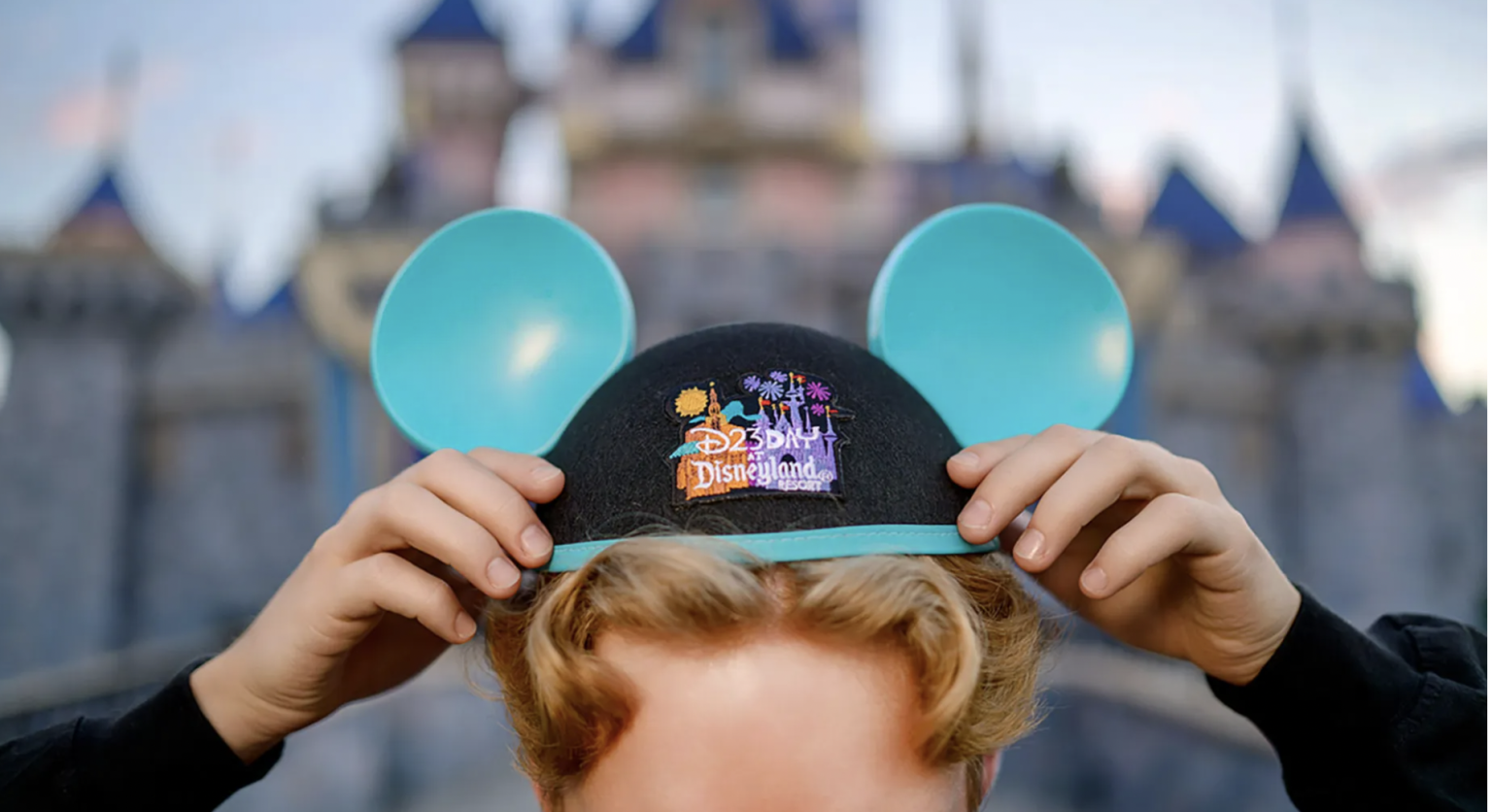 D23 DAY at Disneyland RESORTのパッチが付いたターコイズブルーの耳のミッキーイヤーハット