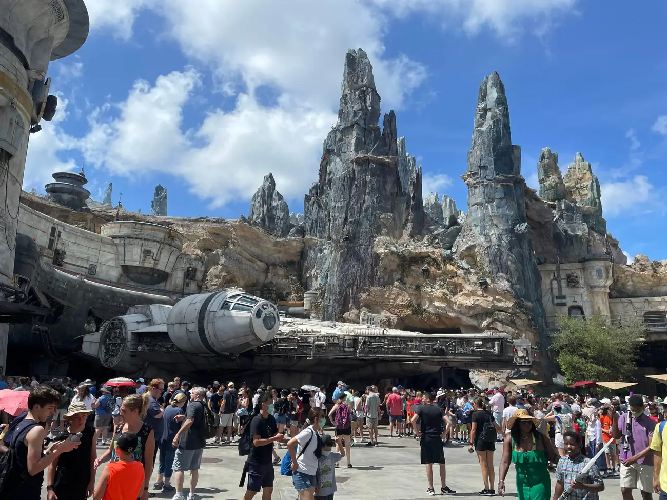 ハリウッドスタジオのスター・ウォーズ ギャラクシーズ・エッジのミレニアム・ファルコンと混雑したエリア