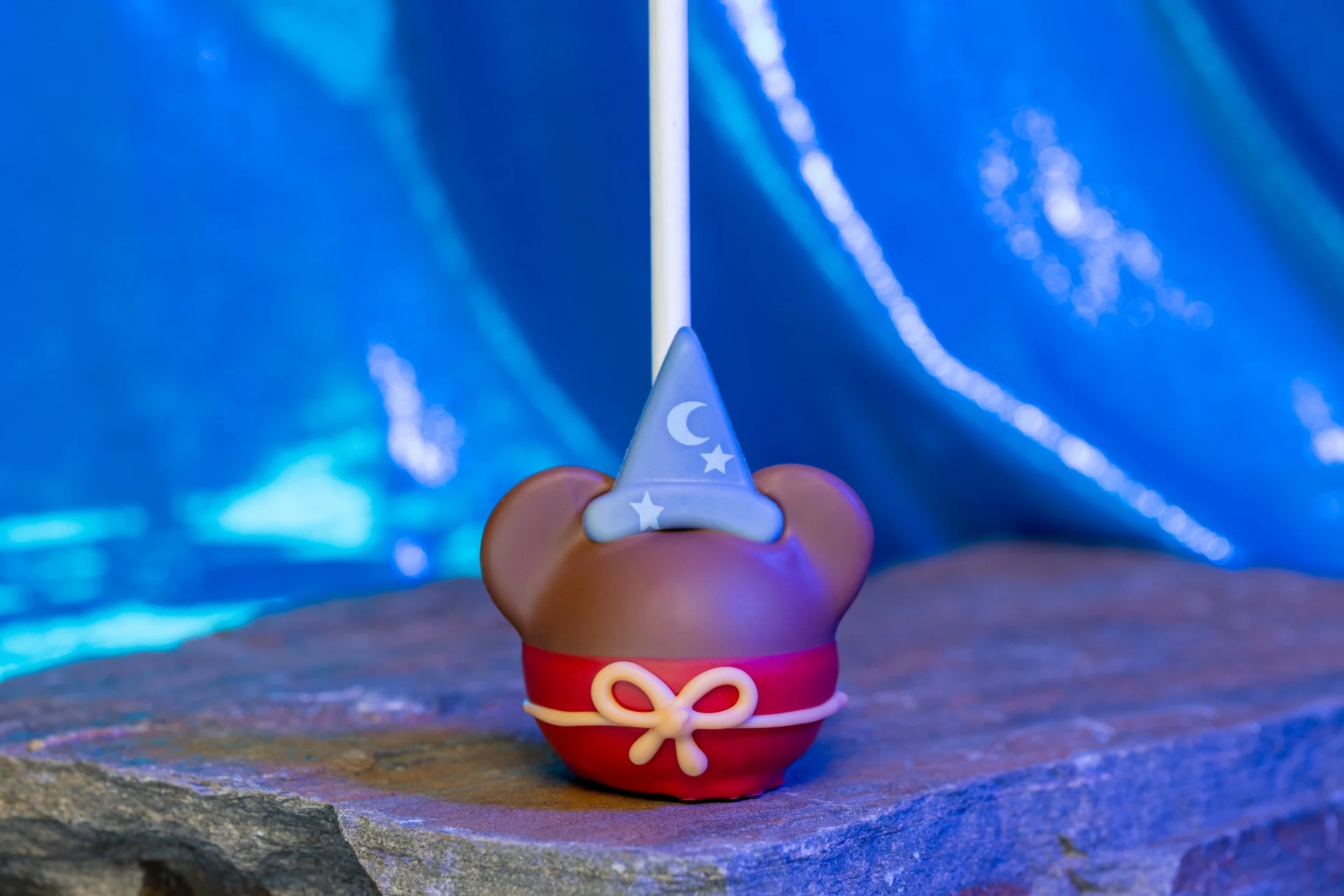 魔法使いの帽子をかぶったソーサラーミッキーをかたどったケーキポップ
