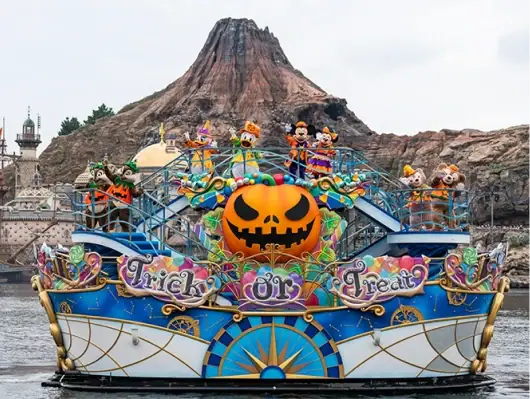 ディズニー・ハロウィーン・グリーティング「Trick or Treat」と書かれた船にミッキーたちが登場
