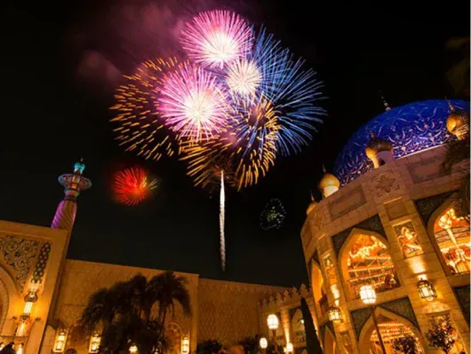 ナイトハイ・ハロウィーンの花火がパークの夜空に打ち上がる幻想的な光景