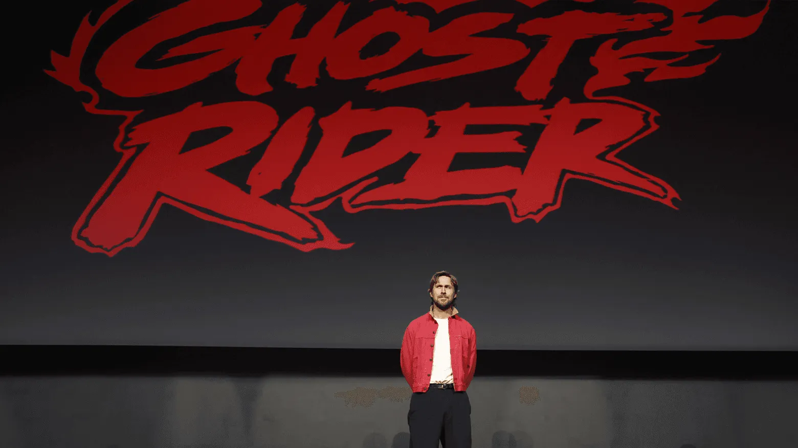 GHOST RIDERのロゴを背景にステージに立つライアン・ゴズリング