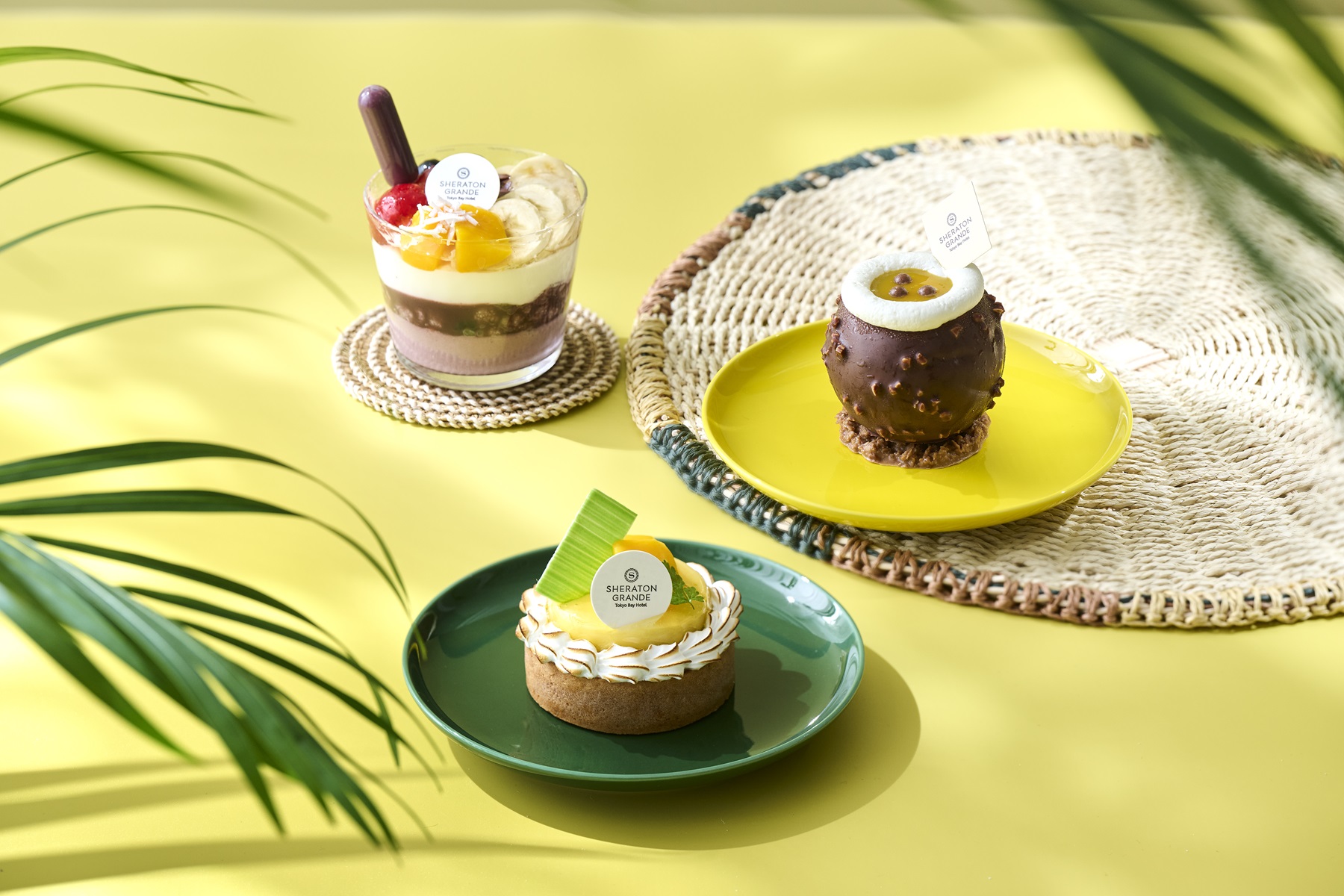 シェラトングランデ東京ベイのハワイアントロピカルスイーツ3種、パフェ・チョコレートボール型ケーキ・タルトのラインナップ