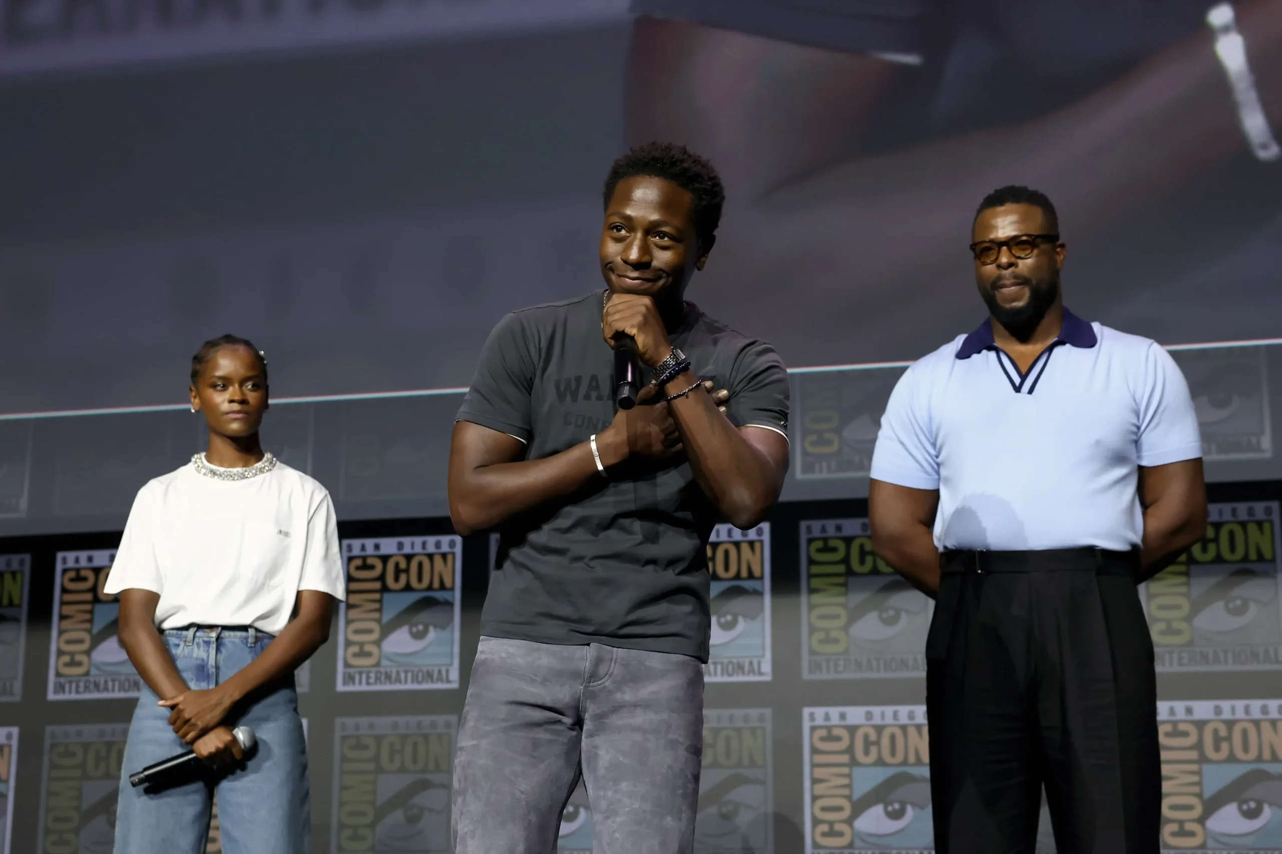 コミコンのステージで登壇するレティーシャ・ライト、デヴィッド・ジョンソン、ウィンストン・デューク