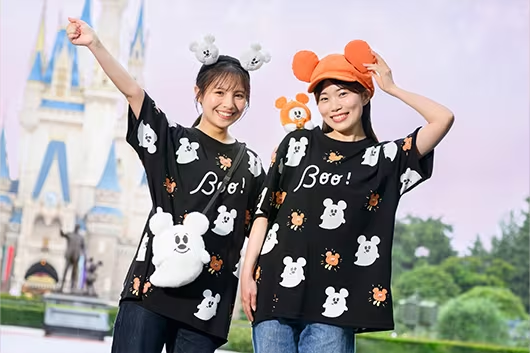 ディズニー・ハロウィーン2026 スペシャルグッズ Booデザインのウェアとミッキーゴーストモチーフのかばん