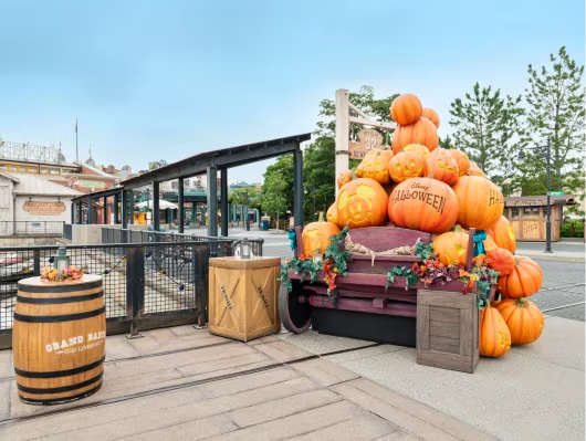 アメリカンウォーターフロントエリアにかぼちゃが積み重なったハロウィーンデコレーション