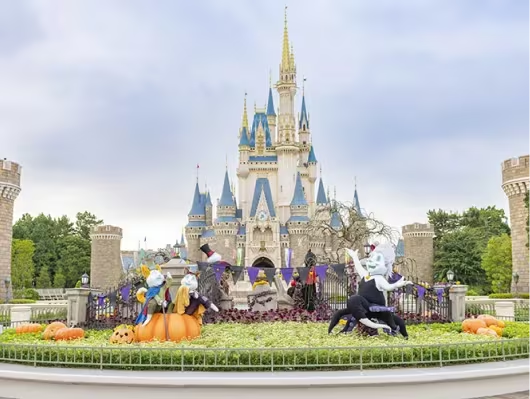 東京ディズニーランド ハロウィーンデコレーション シンデレラ城前のヴィランズオブジェ