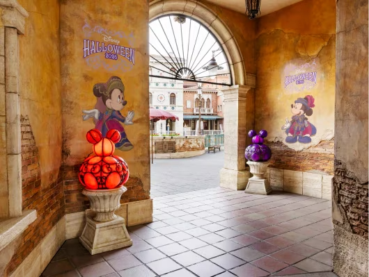 ディズニーシーのヴェネツィアン通路にミッキー・ミニーのハロウィーン壁画とかぼちゃのオブジェ