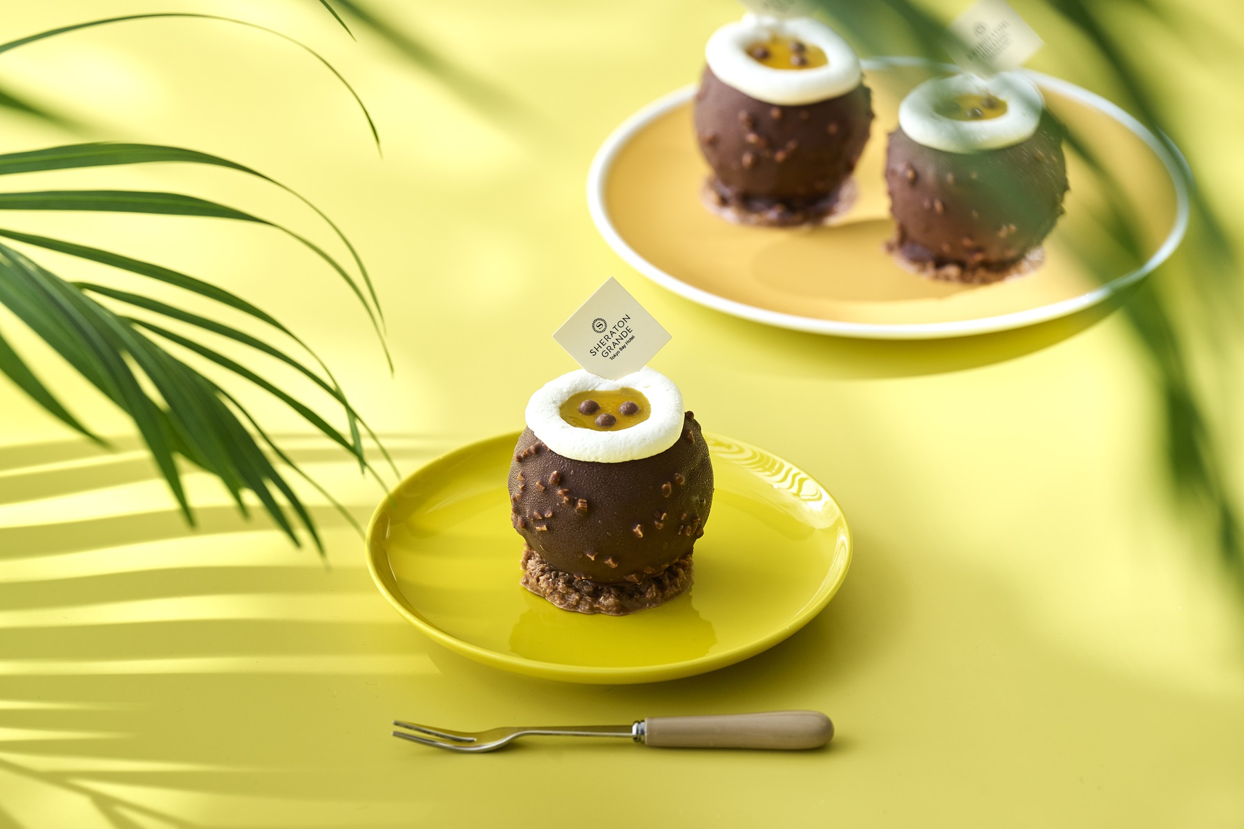 ココパッション、ヤシの実をモチーフにしたチョコレートムースにマシュマロとパッションフルーツゼリーをのせたケーキ