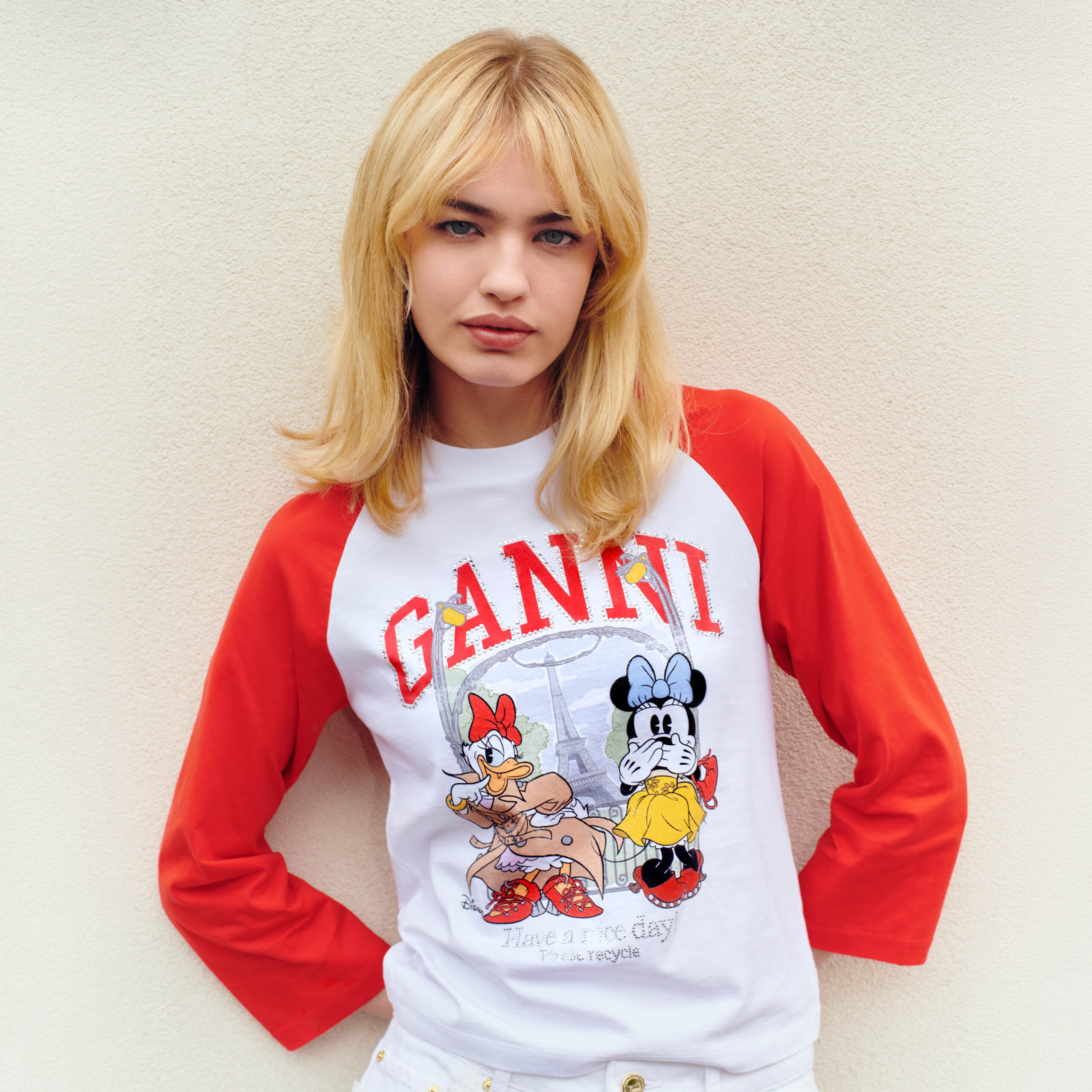 GANNIディズニーコラボ 赤いラグランスリーブのロングスリーブTシャツを着用したモデル