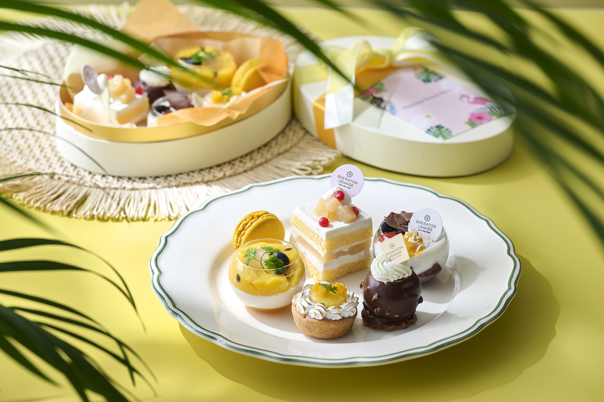シェラトンスイーツボックス、マカロンやゼリー、ショートケーキなどミニサイズ6種を詰め合わせたギフトボックス