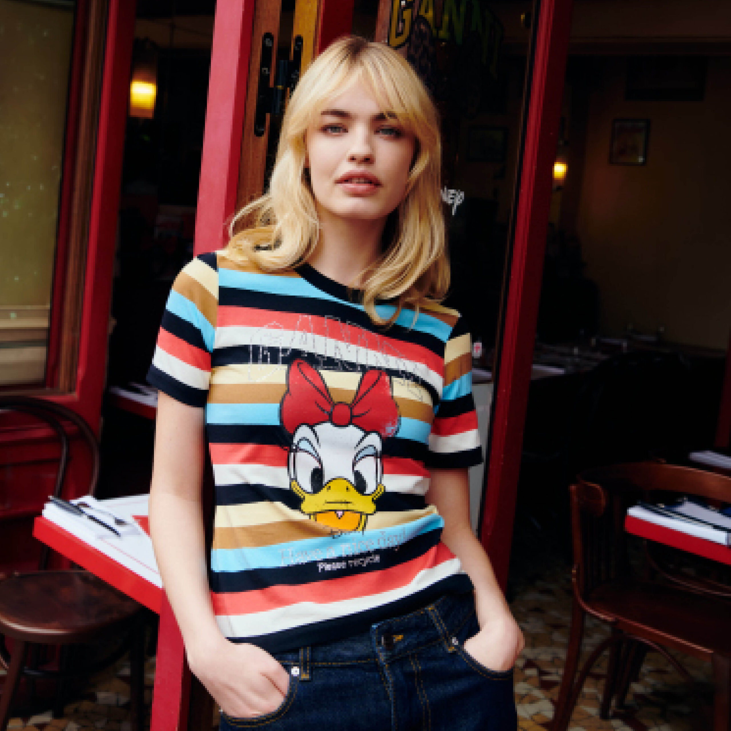 GANNIディズニーコラボ デイジーダック柄マルチカラーボーダーTシャツを着用したモデル