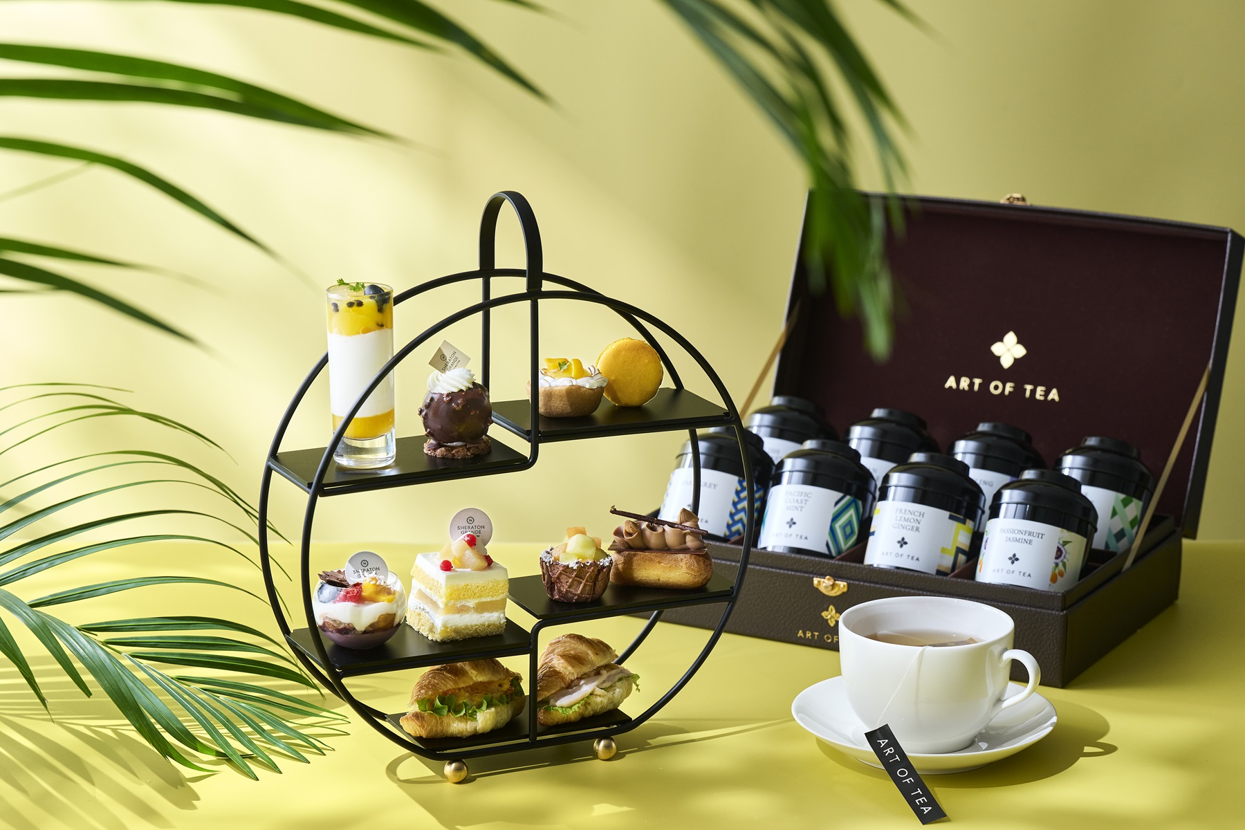 アフタヌーンティーセットとART OF TEAの紅茶ギフトボックス、3段スタンドにスイーツやサンドが並ぶ