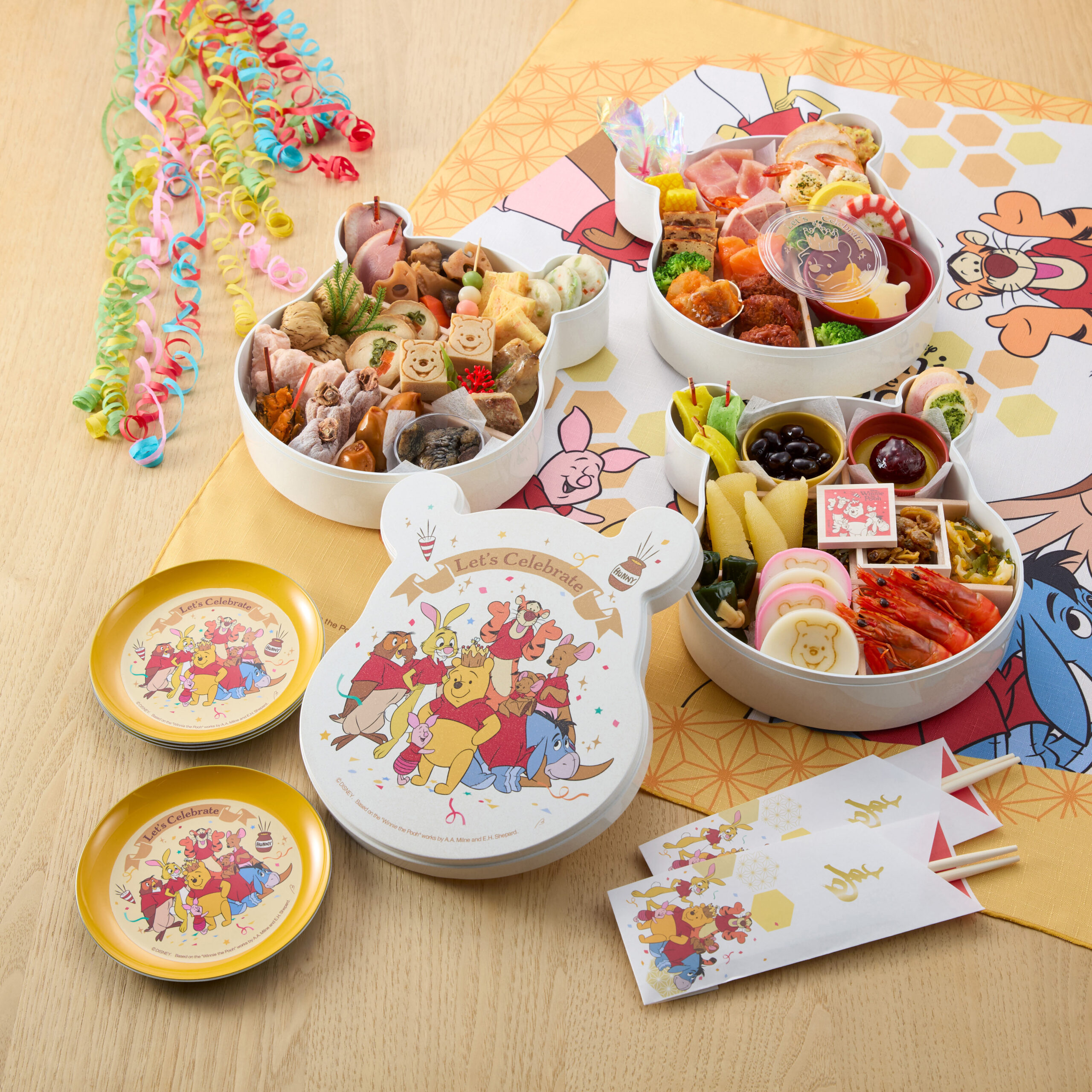 くまのプーさんのおせち三段重 プーさんの顔型重箱と小皿、祝い箸のセット