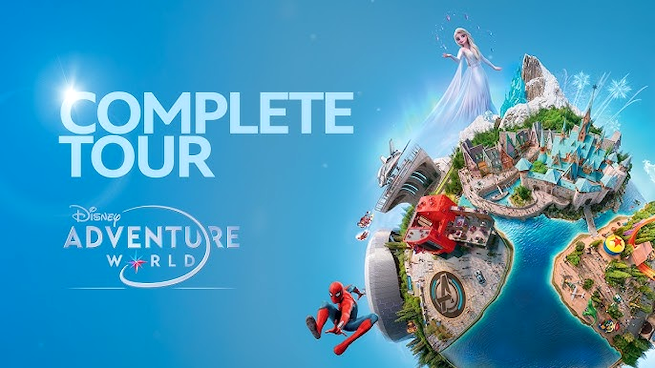 Disney Adventure Worldのプロモーション画像。エルサ、スパイダーマン、アベンジャーズロゴ、Pixarエリアが球体状の俯瞰CGに配置されたコンプリートツアーのバナー