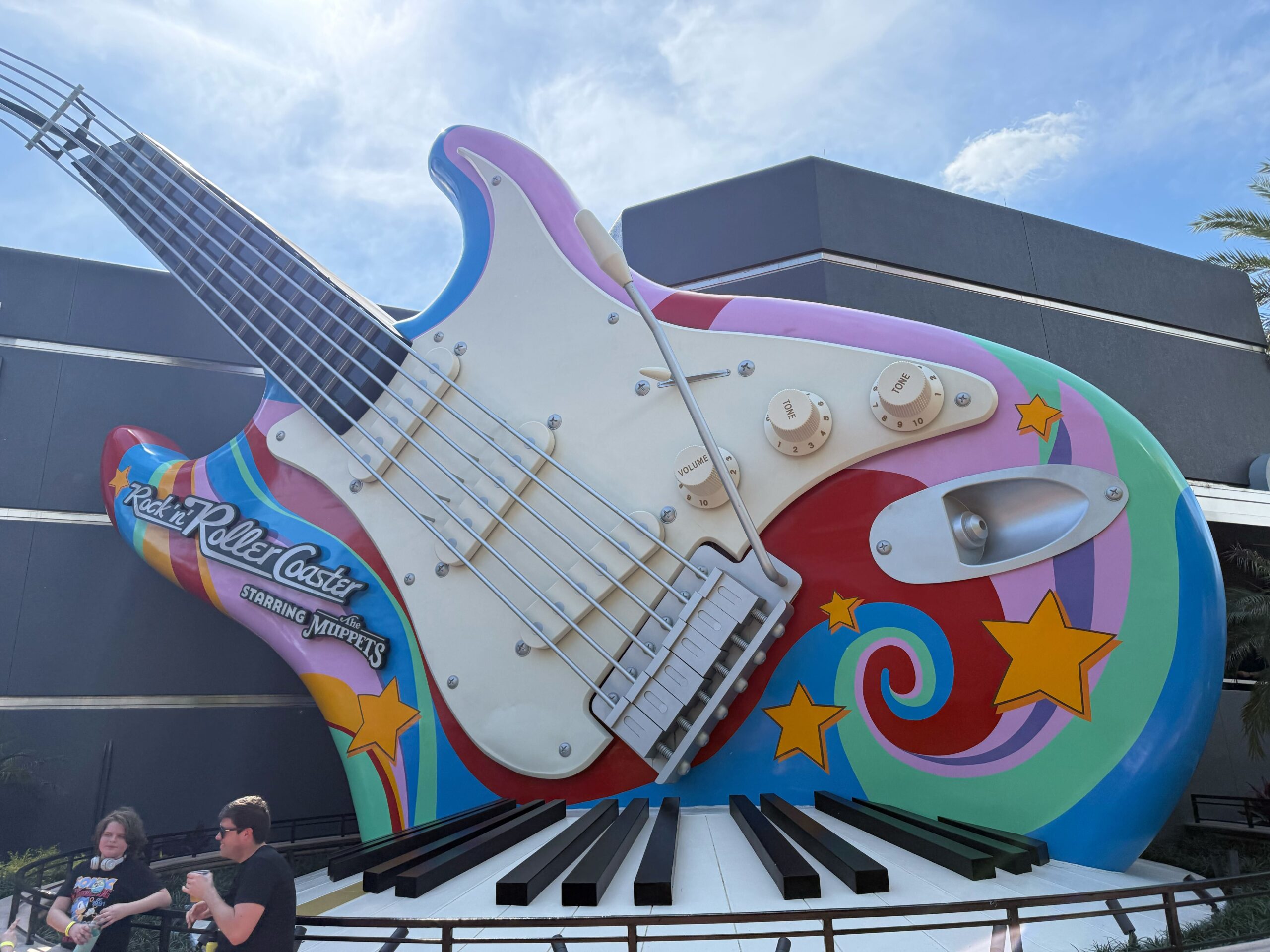 ロックンローラーコースター・スターリング・ザ・マペットの巨大なギター型看板
