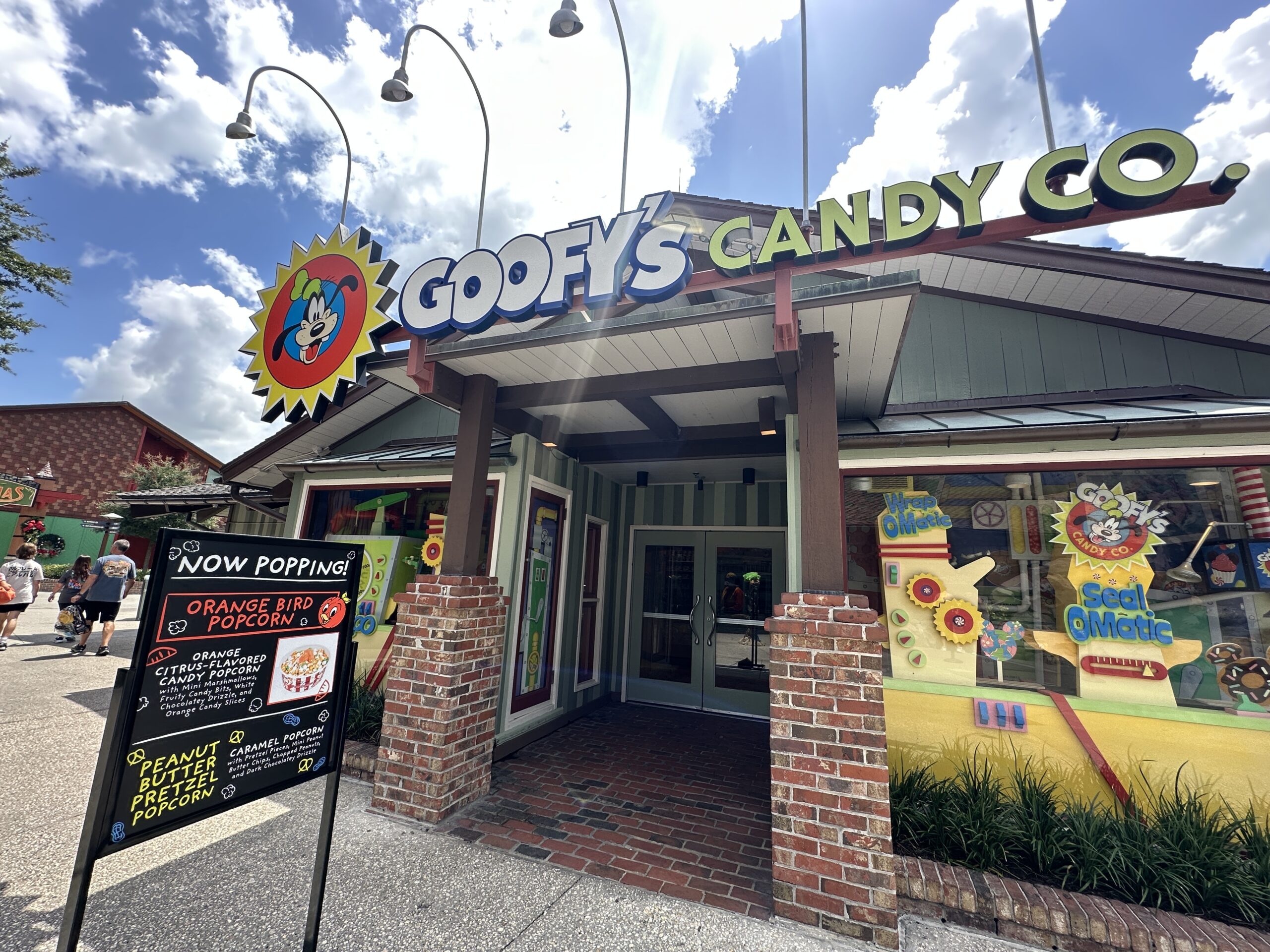 ディズニー・スプリングスのグーフィーズ・キャンディ・カンパニー店舗外観と限定ポップコーンの看板
