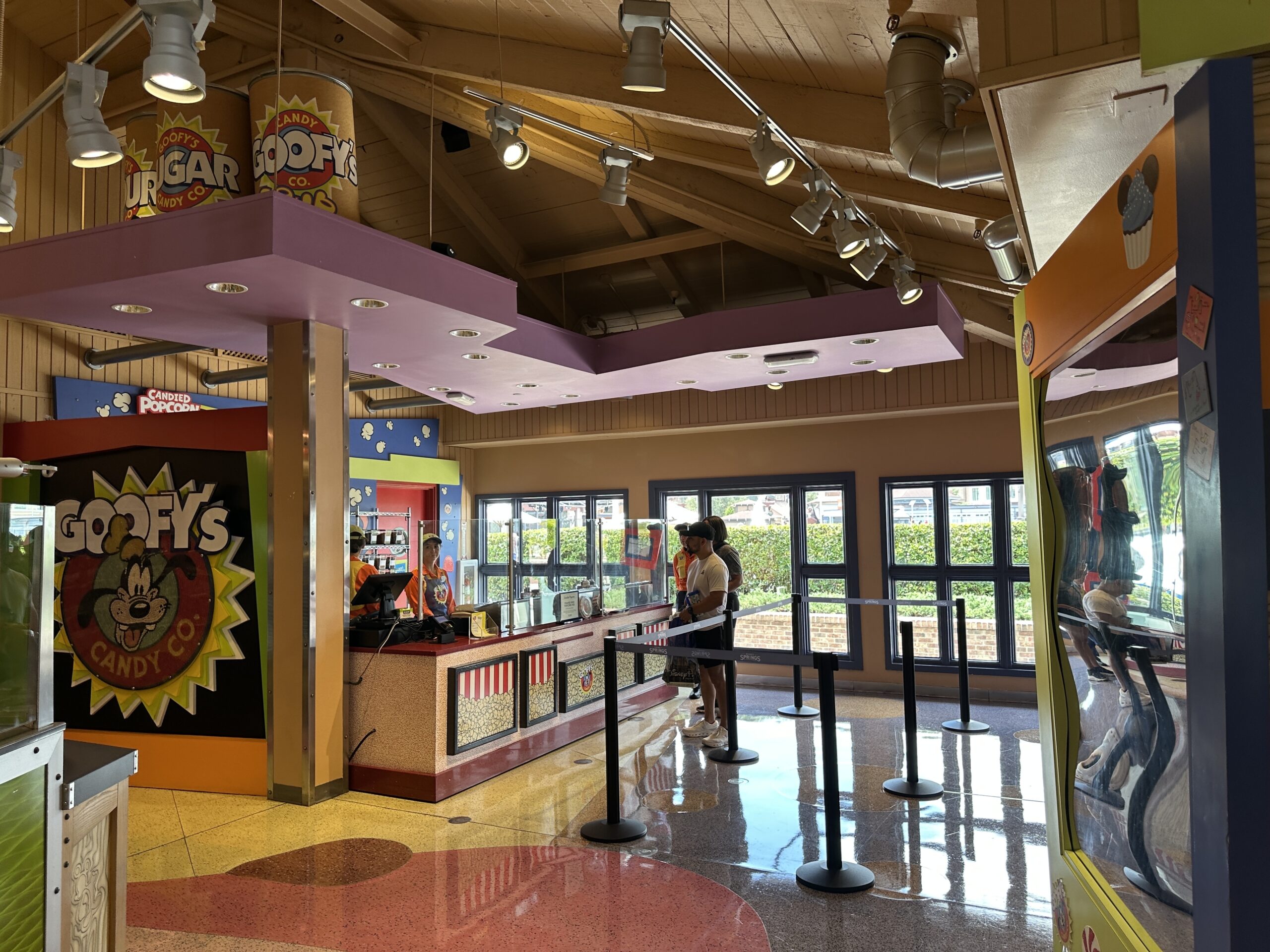 グーフィーズ・キャンディ・カンパニー店内のキャンディドポップコーン販売カウンター
