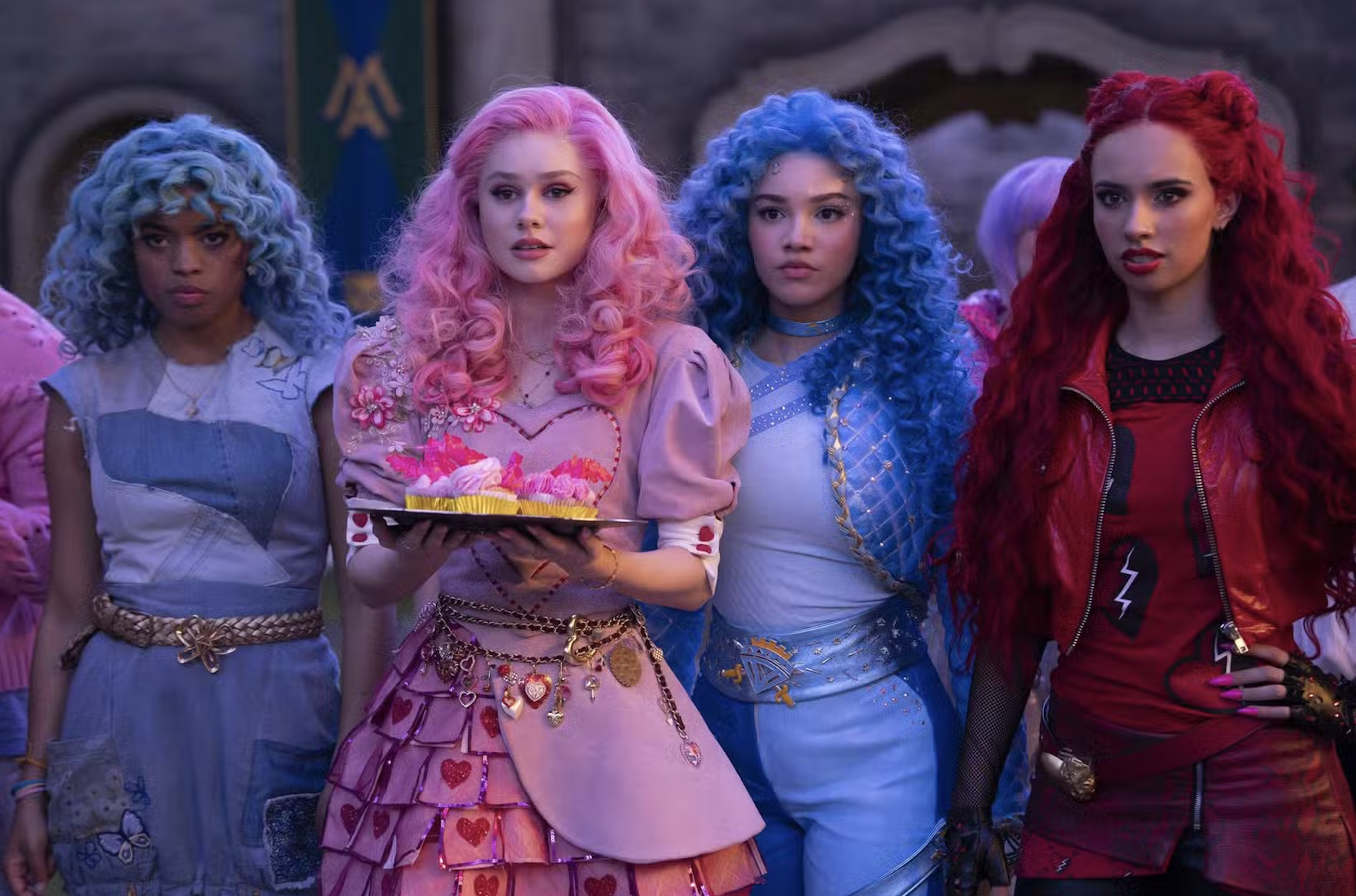 ディセンダント新作に登場する色鮮やかなウィッグと衣装をまとった4人のキャラクター