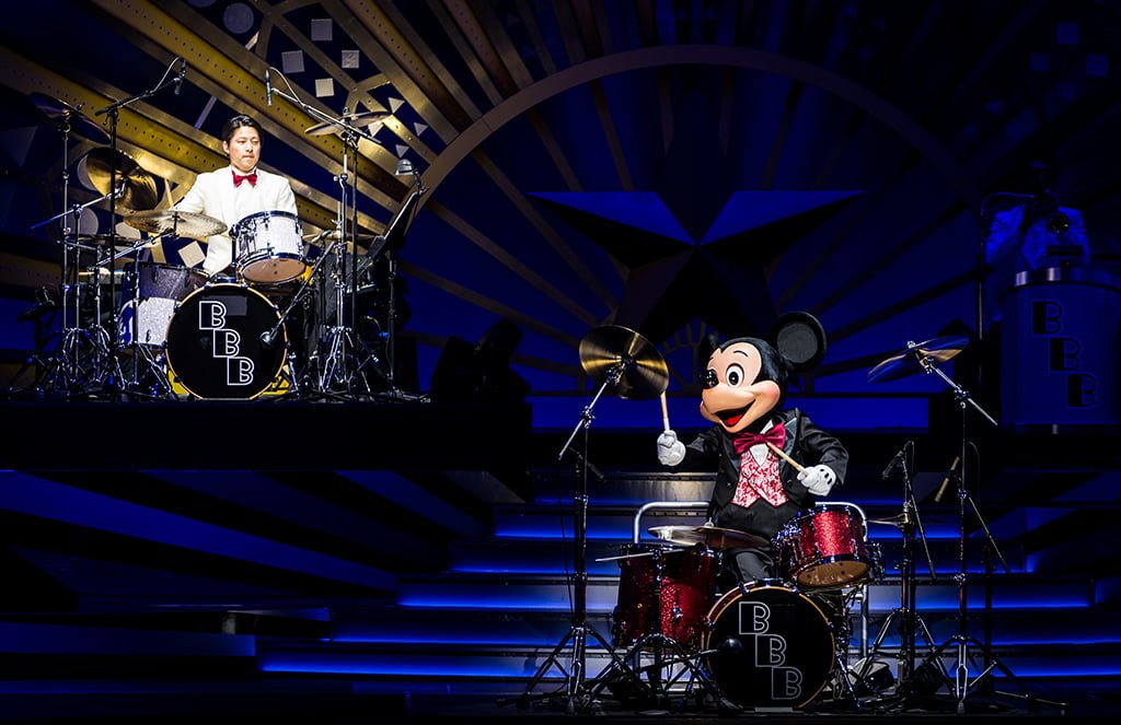 ステージでドラムを演奏する東京ディズニーシーのミッキーとバンドメンバー