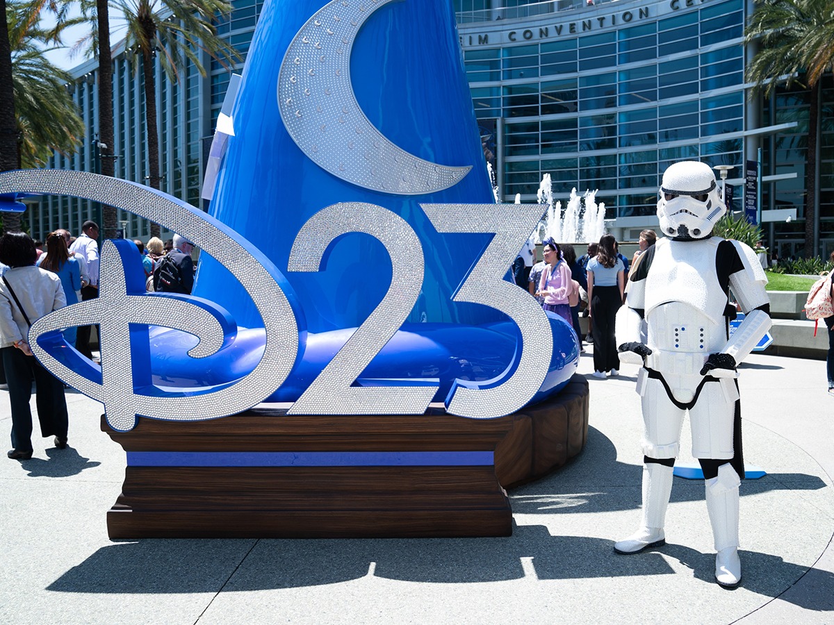 アナハイム・コンベンションセンター前に立つD23の大型ロゴオブジェとストームトルーパー姿の来場者