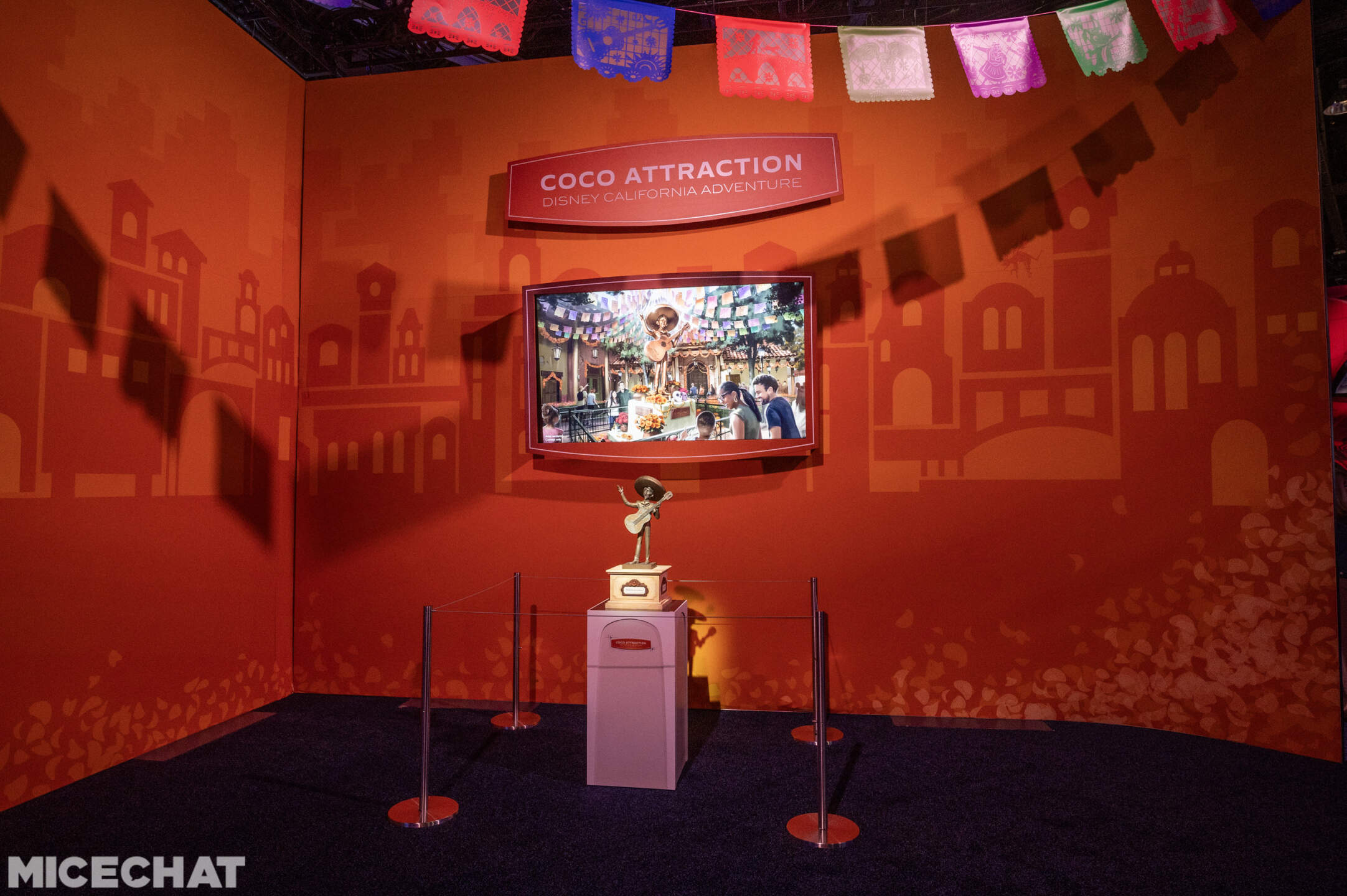 ディズニー・カリフォルニア・アドベンチャーのリメンバー・ミー(Coco)アトラクションの展示とヘクターの金色の像