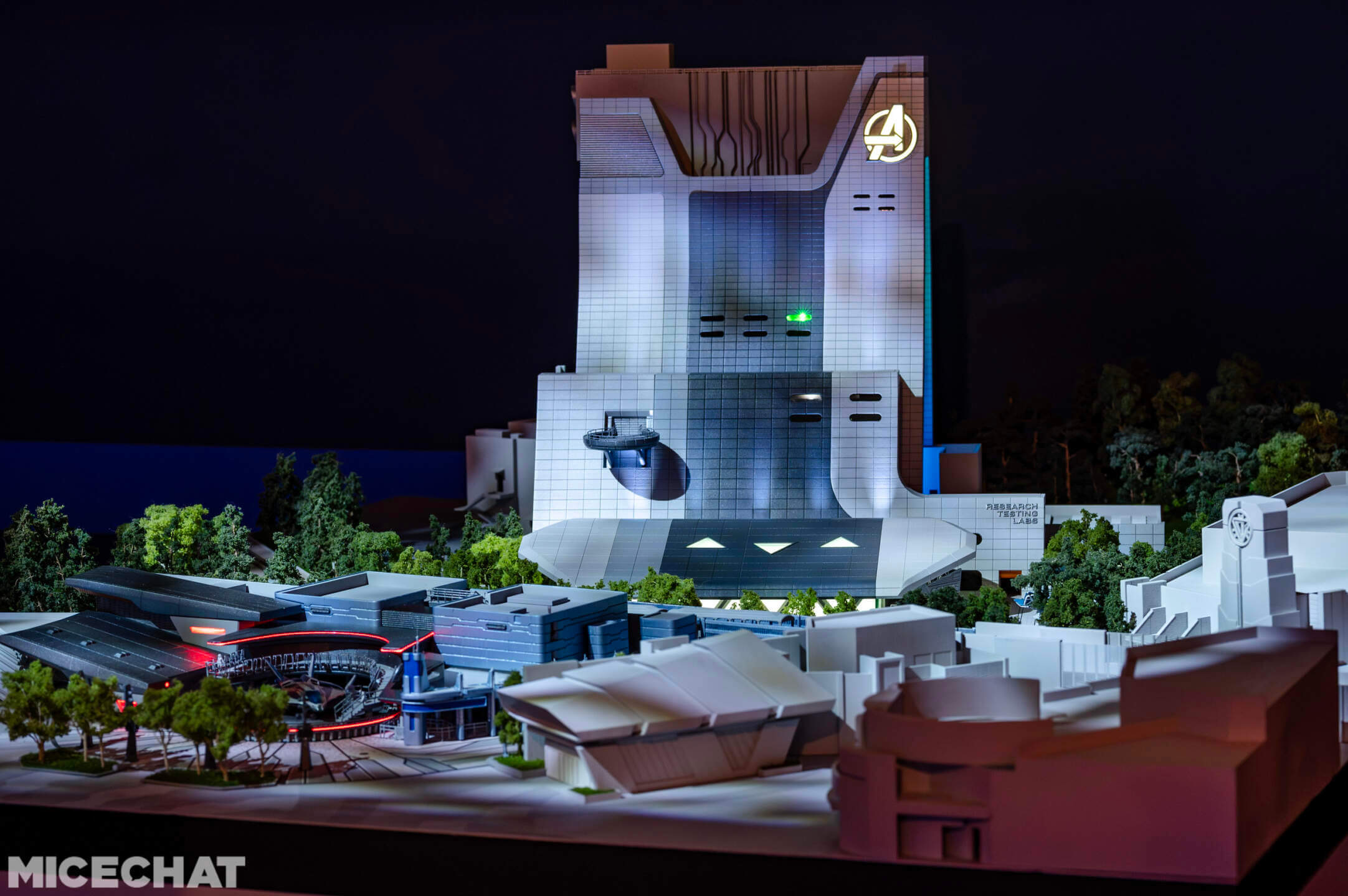香港ディズニーランドのアベンジャーズ・ドロップタワー型アトラクションのジオラマ模型