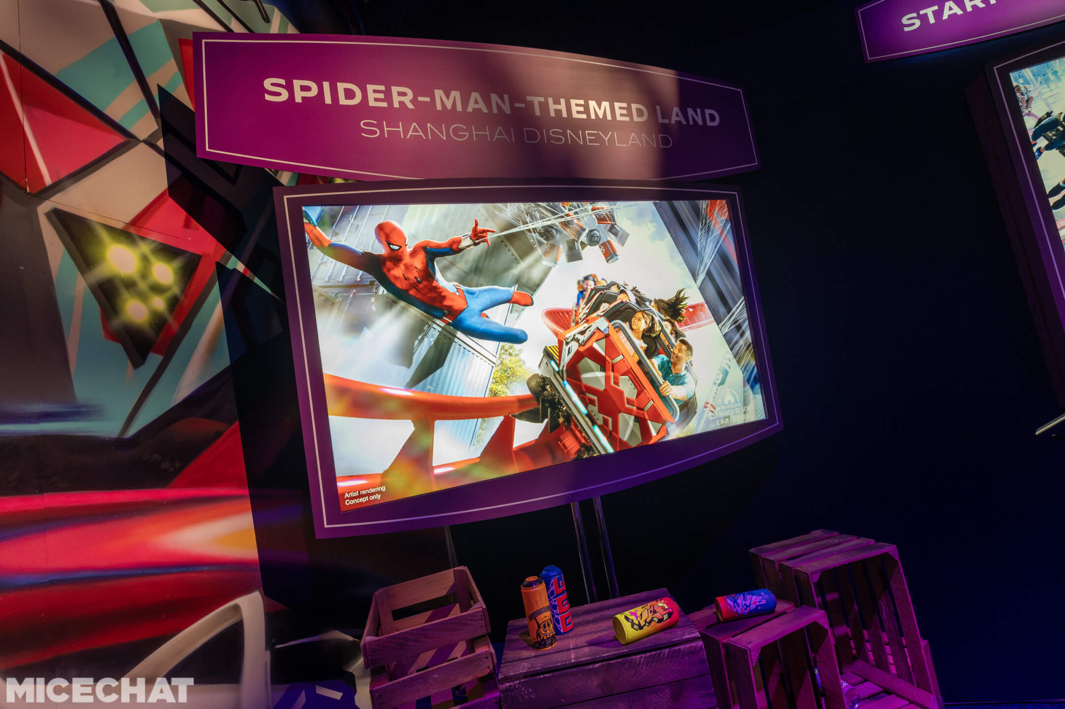 上海ディズニーランドのスパイダーマン・テーマランドのコンセプトアートとグッズ展示