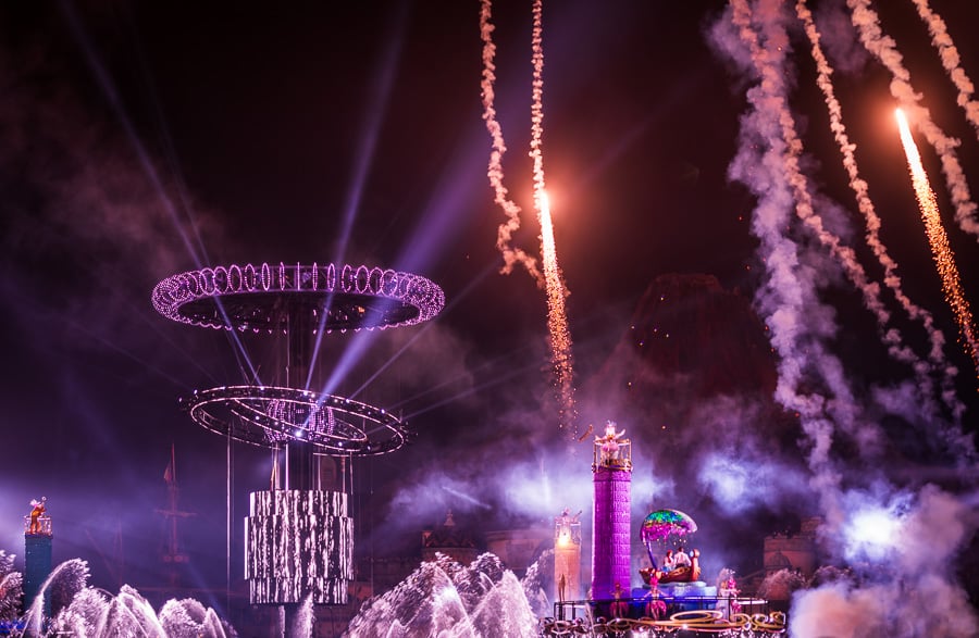 紫と金の光に包まれた東京ディズニーシーの夜のショー、ビリーヴ！の演出
