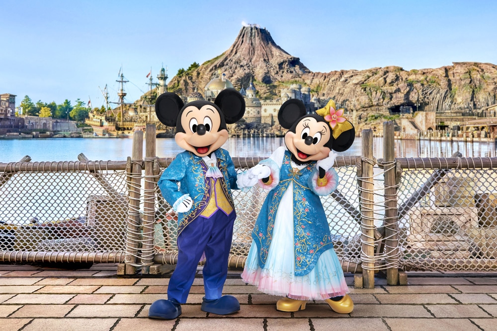 東京ディズニーシーのメディテレーニアンハーバーを背景に特別コスチュームで並ぶミッキーとミニー