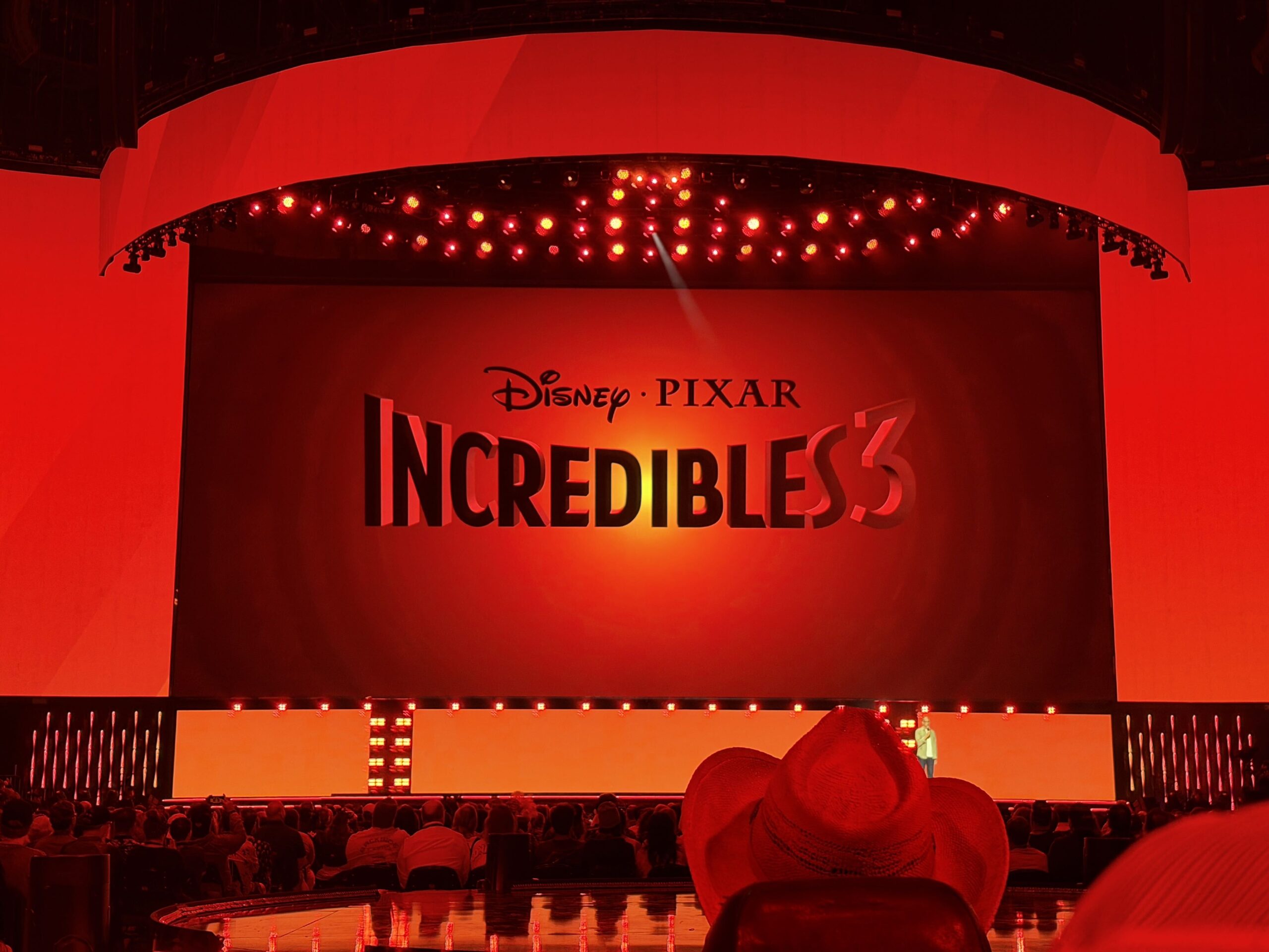 D23のステージ大型スクリーンに映し出された『インクレディブル・ファミリー3』のロゴ