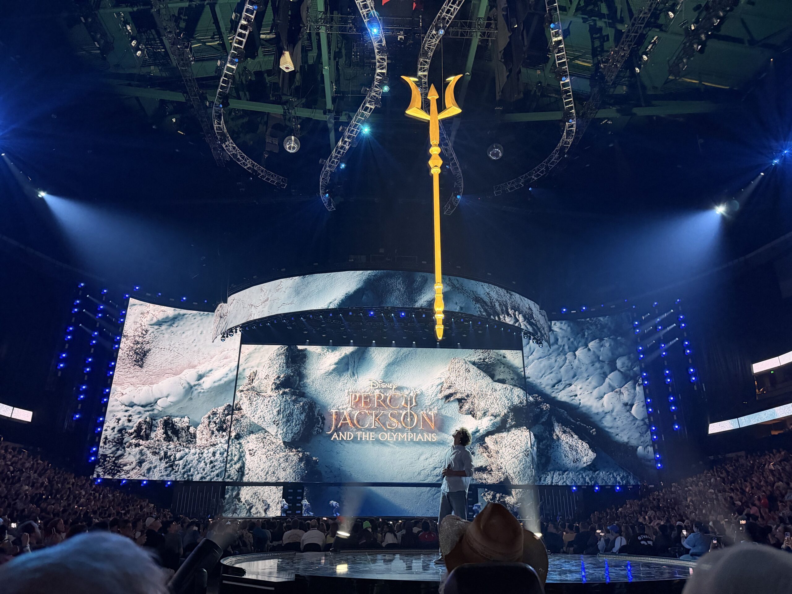 金色のトライデントと雪山の映像が並ぶ『パーシー・ジャクソン』の発表ステージ