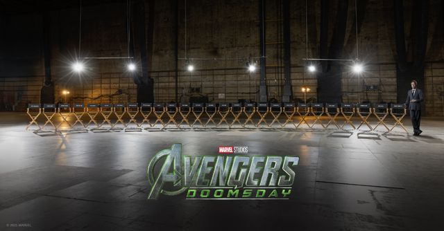 格納庫に並ぶ約20脚のディレクターズチェアとAvengers Doomsdayのロゴ