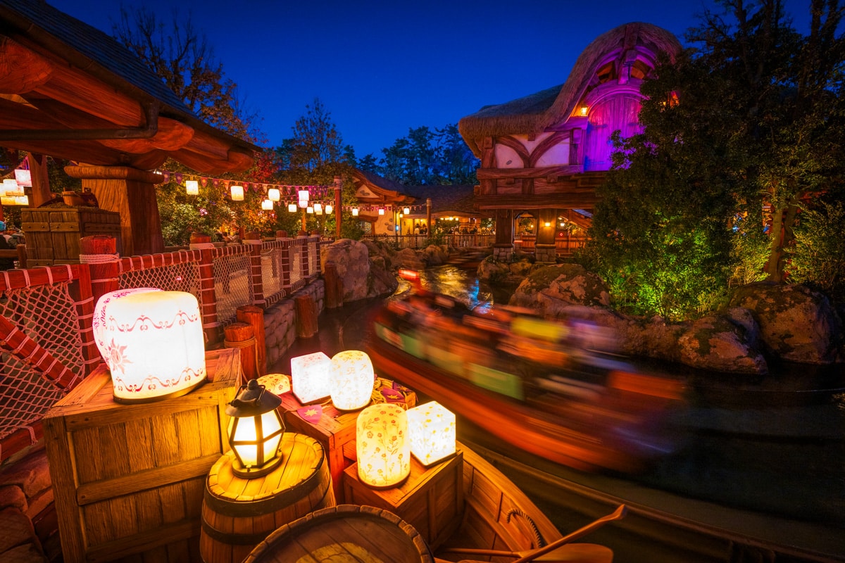 ランタンとボートの光跡が美しいファンタジースプリングスの夜景