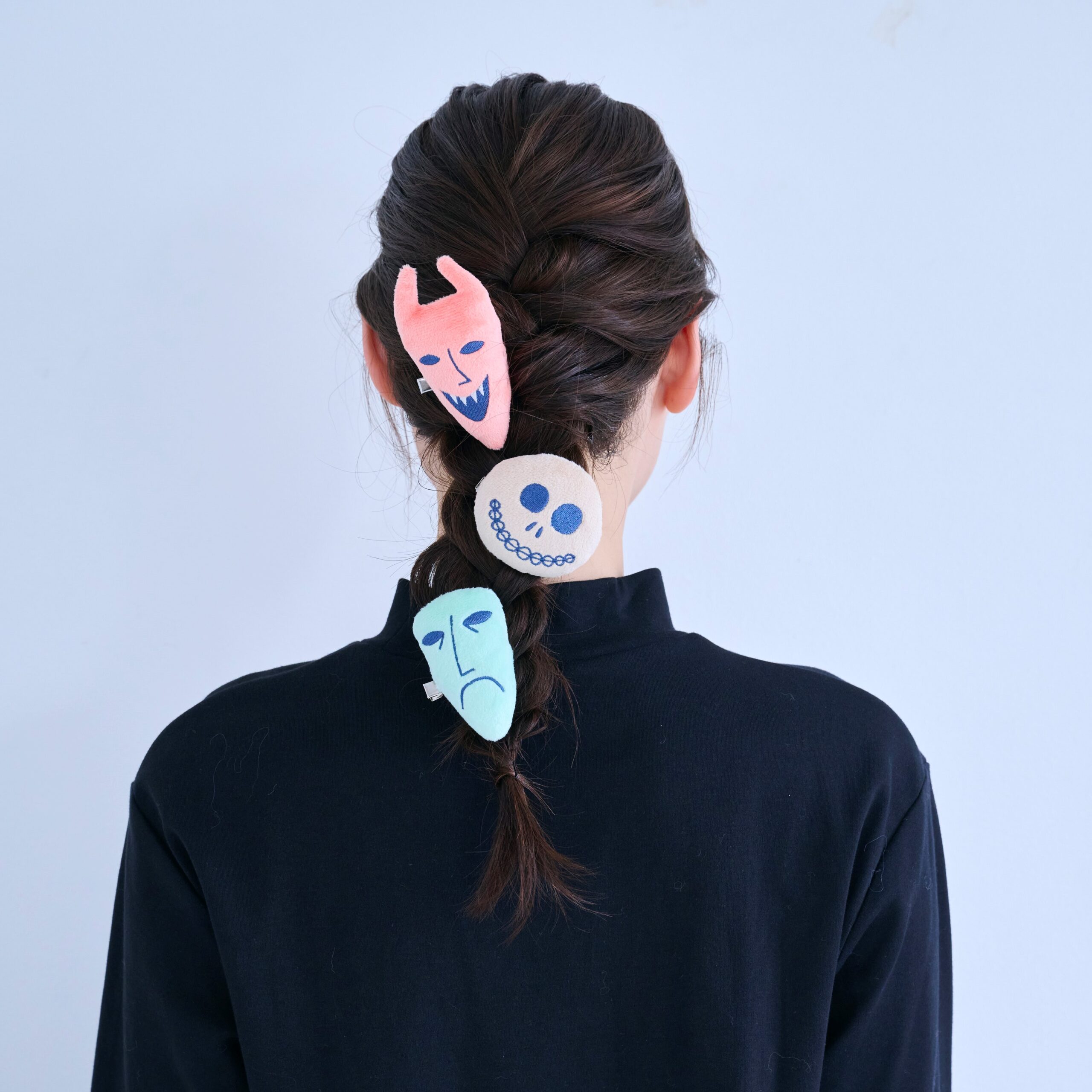 ロック・ショック・バレルをモチーフにしたフェイスマスク型のぬいぐるみヘアクリップ3点