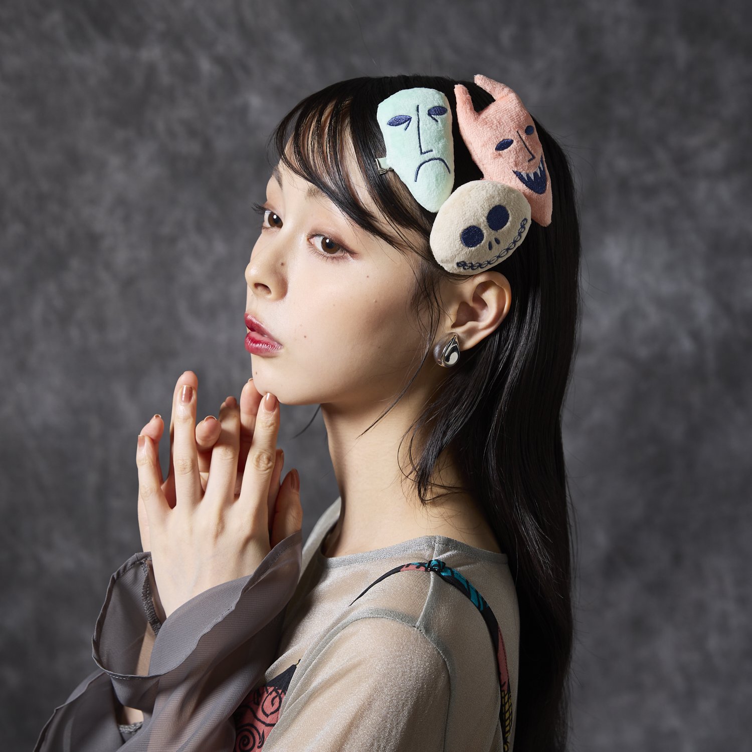 ポニーテールにロック・ショック・バレルのぬいぐるみヘアクリップを飾ったスタイリング