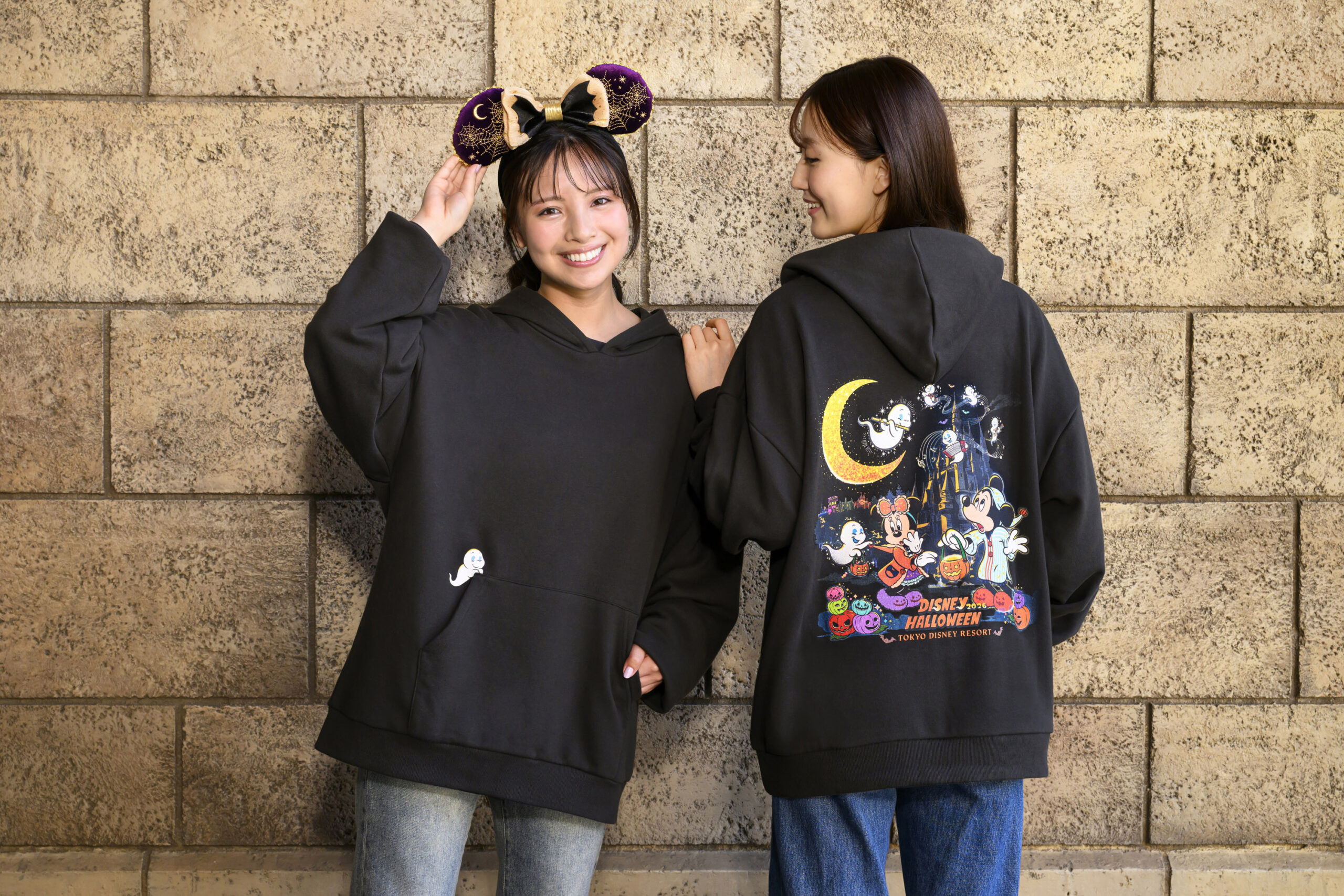 ディズニー・ハロウィーン2026のブラックパーカーとミニーイヤーカチューシャを着用した2人の女性モデル